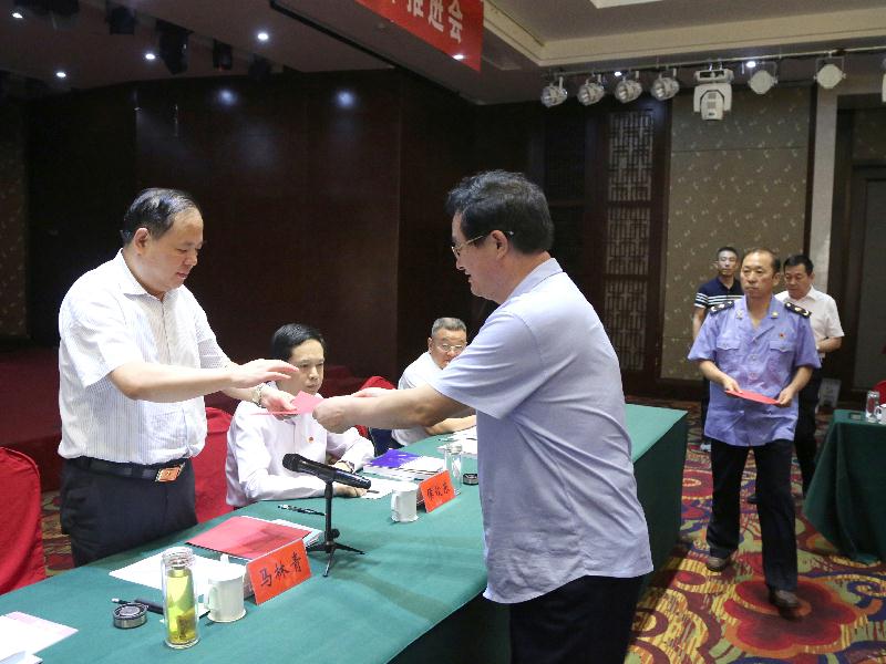 参会的省辖市、省直管县(市)工商局负责人向马林青局长递交扫黑除恶专项斗争承诺书